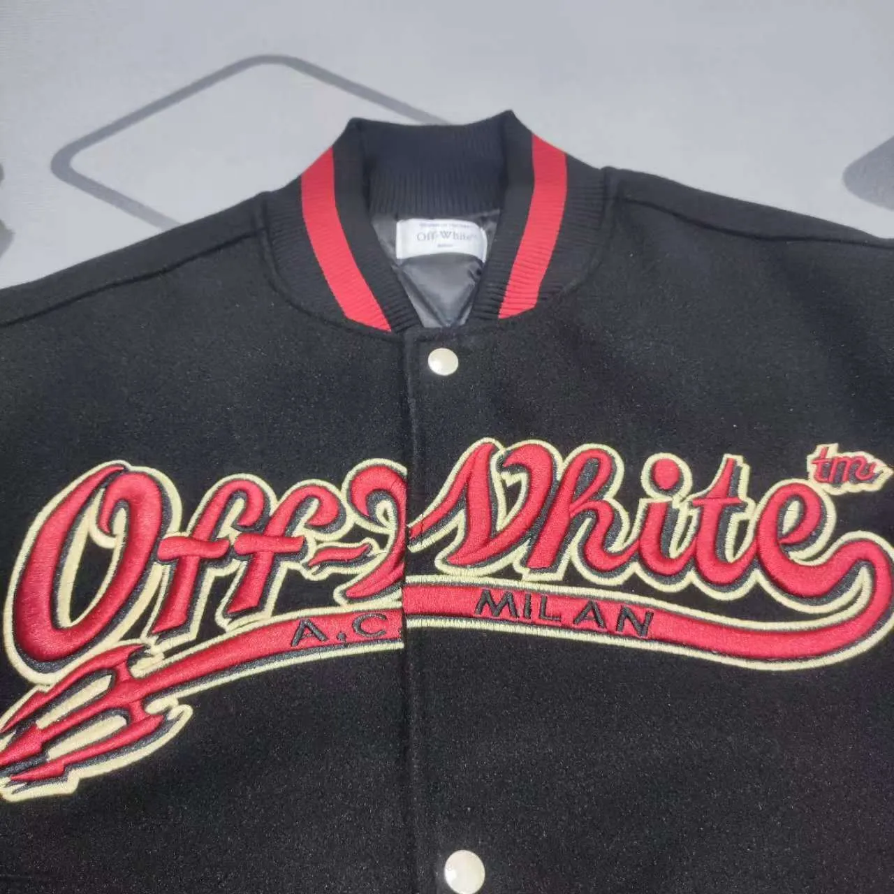 The top version of OW co-branded AC American retro loose embroidered baseball jersey motorcycle racing suit jacket couple VINTAGE jacket original packaging and original label 🔍 A full set of accessories are customized. Packaging elevators are all purchased from the original factory. All hardware parts are molded and customized. The color components of the fabric are restored one to one. The fabric composition is %65 wool, %15 natural silk, %10 spandex, %10 velvet and mixed custom-woven, with a total weight of more than 900 grams! And the most important thing is its color fastness, it will never fade! -The embroidery uses an imported towel embroidery machine. Each pattern is first embroidered on the fabric, and then engraved with an infrared laser, and then fixed with a sewing machine. The whole garment is labeled in many places, one is flat embroidered, and the large pattern on the back is directly embroidered on it. This dress has 4 different embroidery techniques⚠ -The sleeves are all made of two-layer pebbled fabric, which is processed, shaped, colored, washed, and the texture retains the original grain structure! Thick, plump and round! -The processing technology is extremely complex, the pieces are neatly spliced ​​and aligned, and the entire garment has precise wiring density. Gender-neutral style. Loose version. Self-conscious quality control. Details determine success or failure. Size: S M L XL P: 680